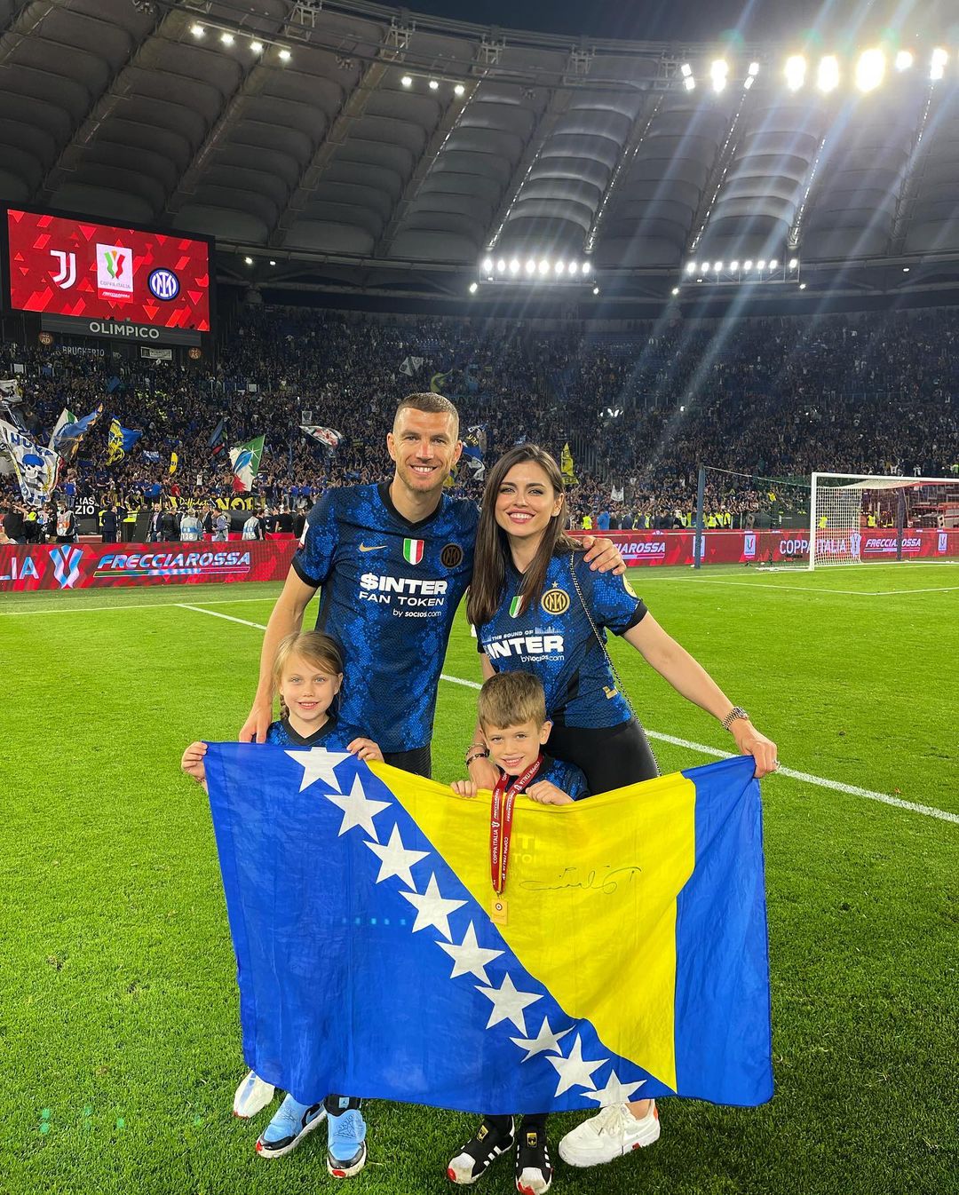 Edin Dzeko with his wife and children. (Credit: Instagram)