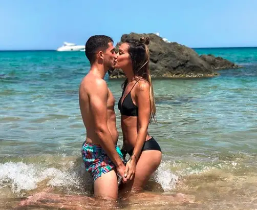 Pablo Fornals and his wife while on vacation. (Credit: Instagram)