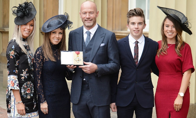 Alan Shearer with his wife and children. (Credit: Life Blogger)