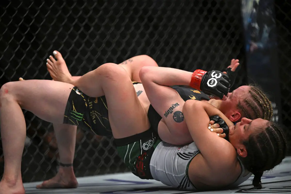 Alexa Grasso chokes out Valentina Shevchenko at UFC 285