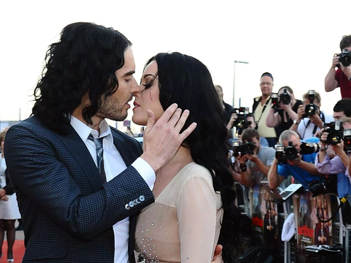 Russell Brand Net worth 2023, Early Life, Career and More 2 1 Arthur UK Premiere London
