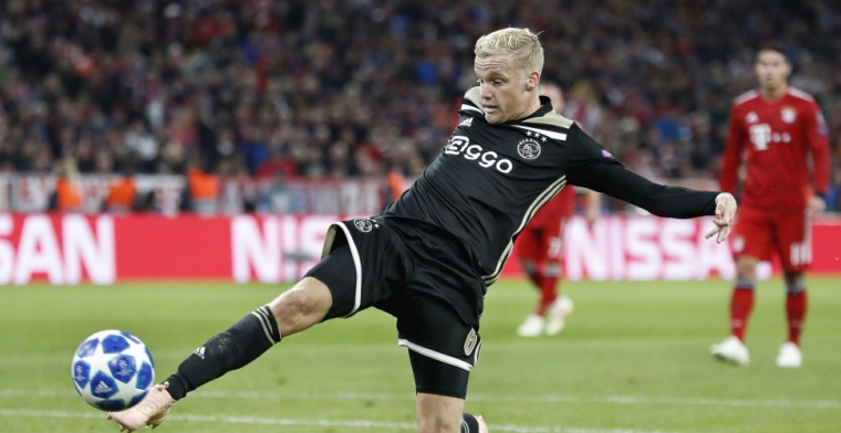 Ajax midfielder Donny van de Beek in action. (Getty Images)