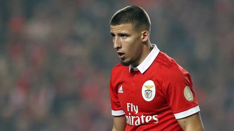 Ruben Dias Alter : Ruben Dias On The World S Roof Sl Benfica : Pep guardiola is once again splashing the cash as he attempts to plug the holes in manchester city's leaky back line.