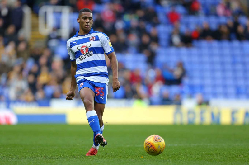 Reading midfielder Andy Rinomhota passes the ball. (Getty Images)