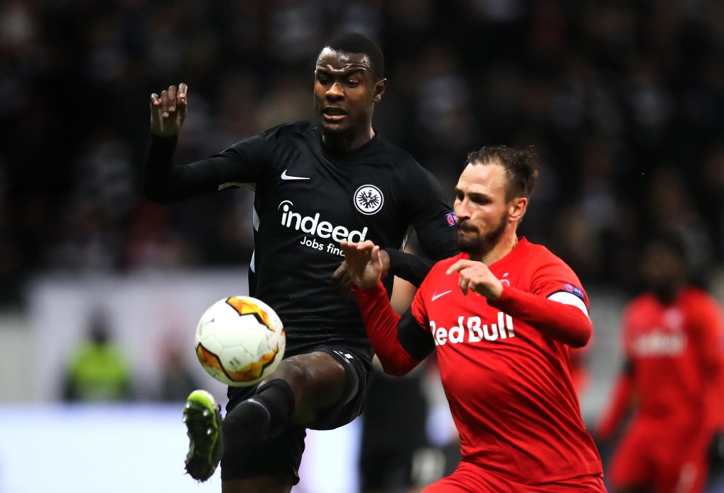 Evan N'Dicka of Eintracht Frankfurt controls the ball with pressure from Andreas Ulmer of RB Salzburg during the UEFA Europa League round of 32 first leg match between Eintracht Frankfurt and RB Salzburg. (Getty Images)