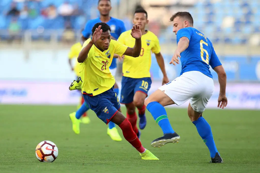 Ecuador's Gonzalo Plata (L) vies for the ball with Brazil's Carlos (R) during their South American U-20 football match at El Teniente stadium in Rancagua, Chile on February 7, 2019. (Getty Images)