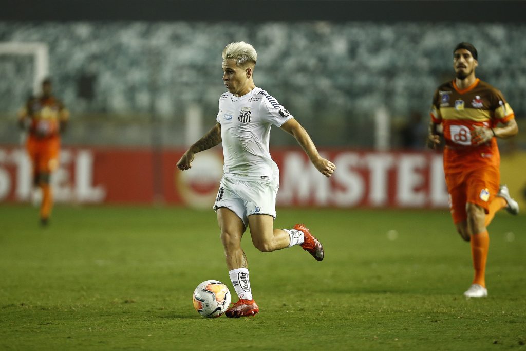 Yeferson Soteldo of Santos controls the ball during a Group G match between Santos and Delfin as part of Copa CONMEBOL Libertadores 2020 at Vila Belmiro Stadium on March 10, 2020 in Santos, Brazil. (Getty Images)