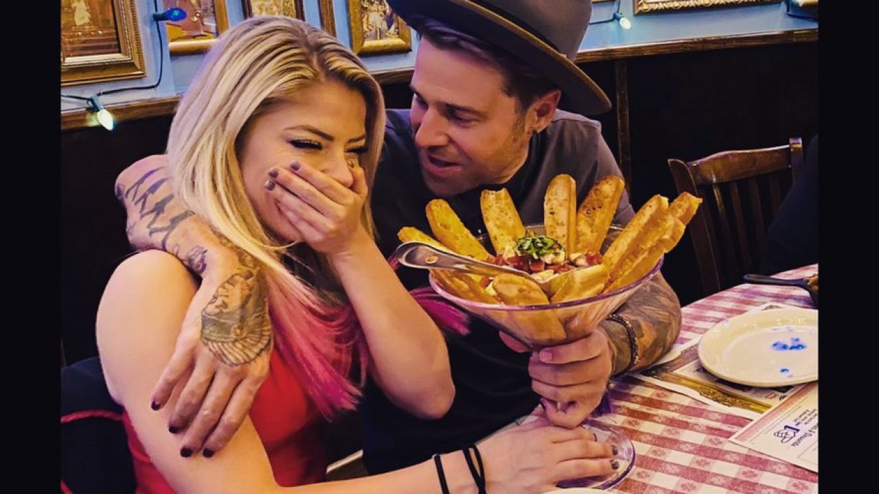 Alexa Bliss et son petit ami Ryan Cabrera célèbrent après l'achat de Disney