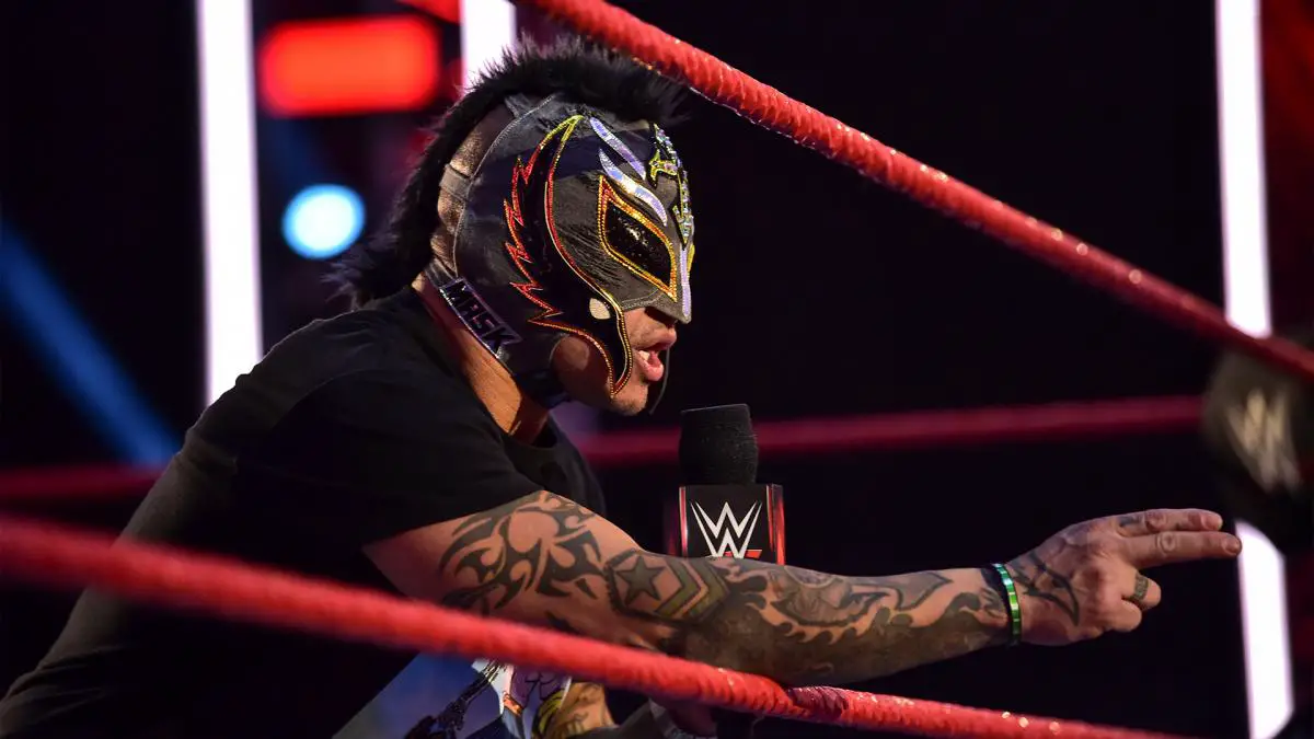 Rey Mysterio faces Seth Rollins at Extreme Rules (WWE) .