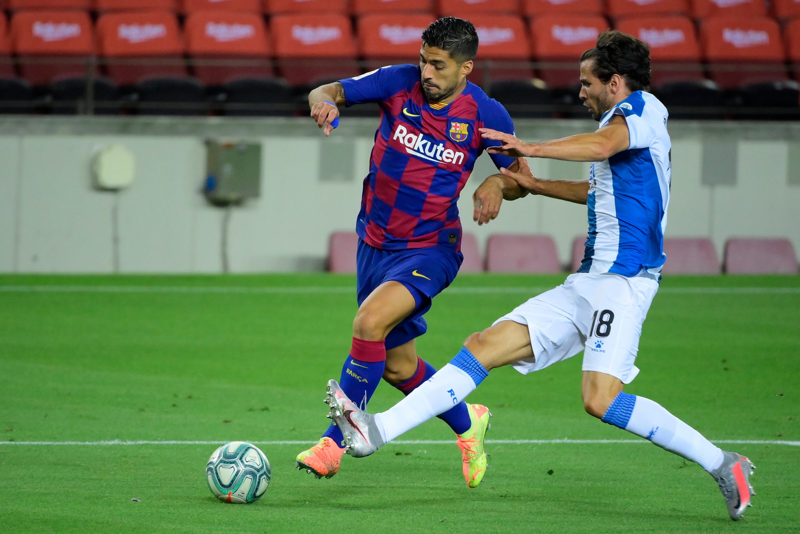 Leandro Cabrera (R) in action against Barcelona (Getty Images)