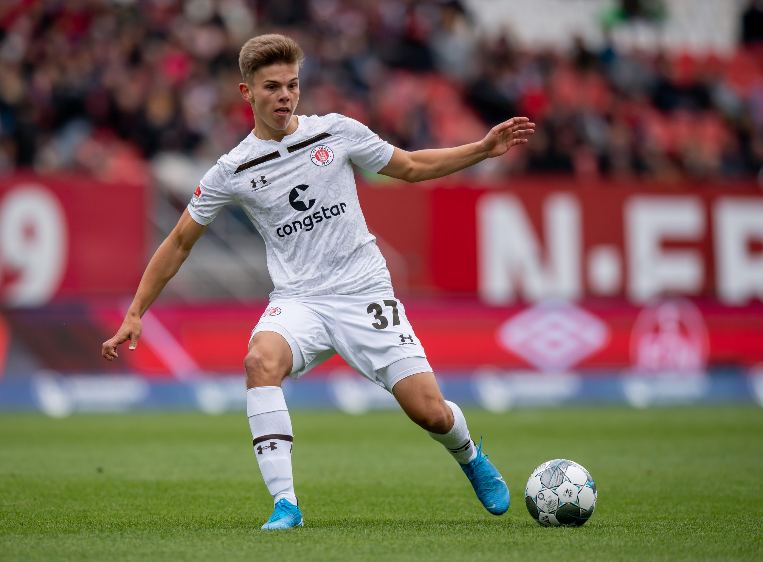 Why Leeds United should continue their pursuit of Finn Ole Becker 
