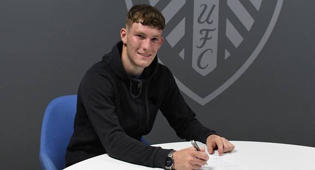 16-year-old Charlie Allen has signed a three-year deal with Leeds United.