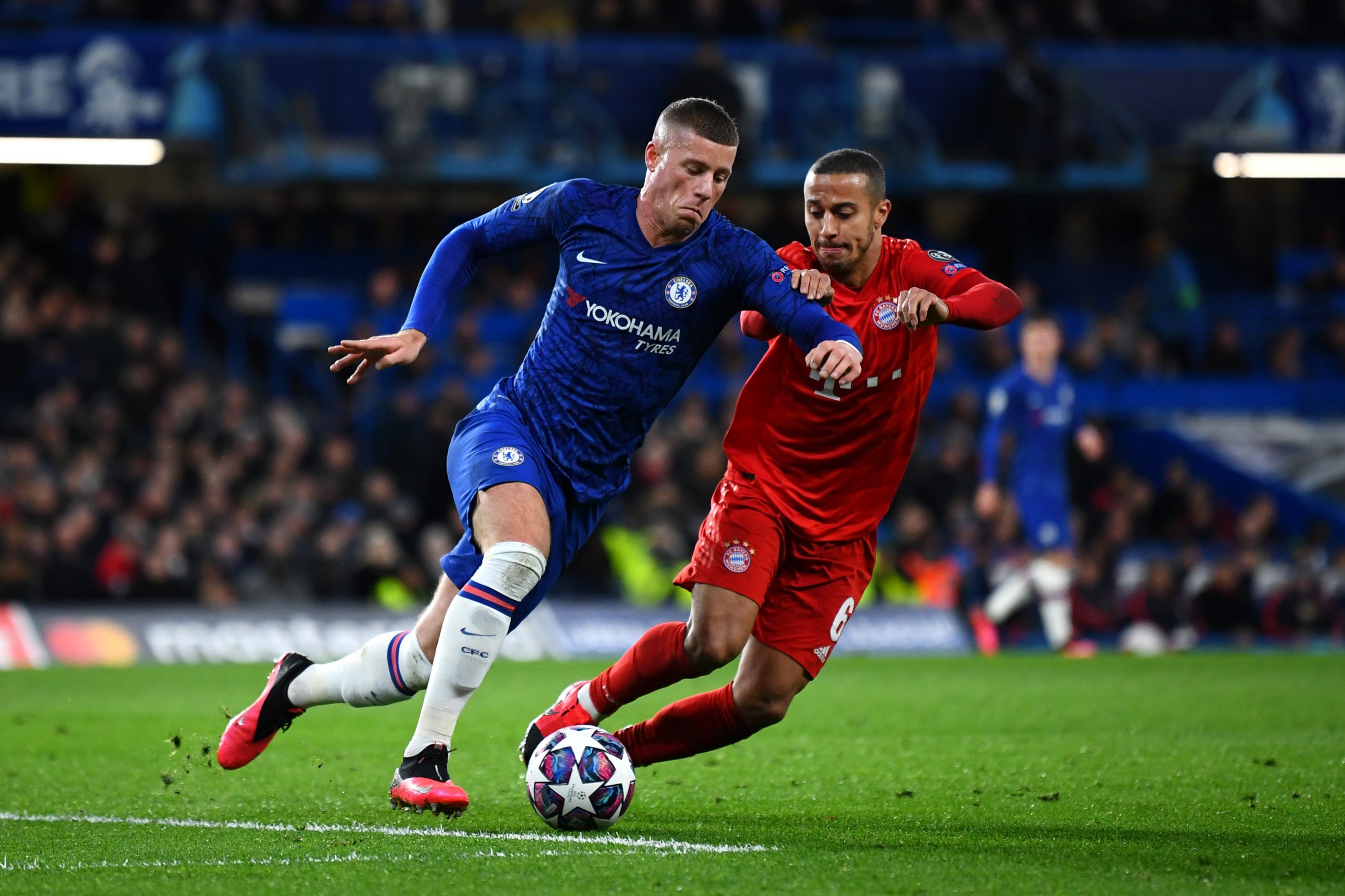 Thiago Alcantara (R) in action against Chelsea in the Champions League (Getty Images)