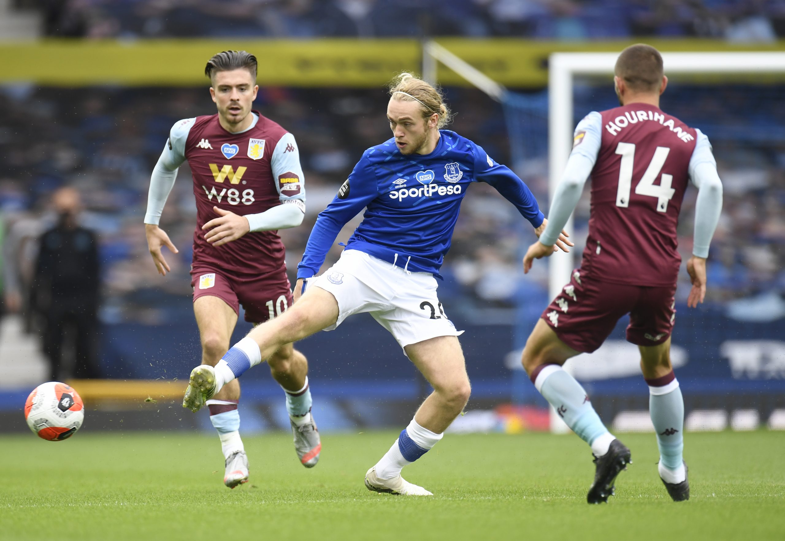 Tom Davies (C) in action against Aston Villa (Getty Images)