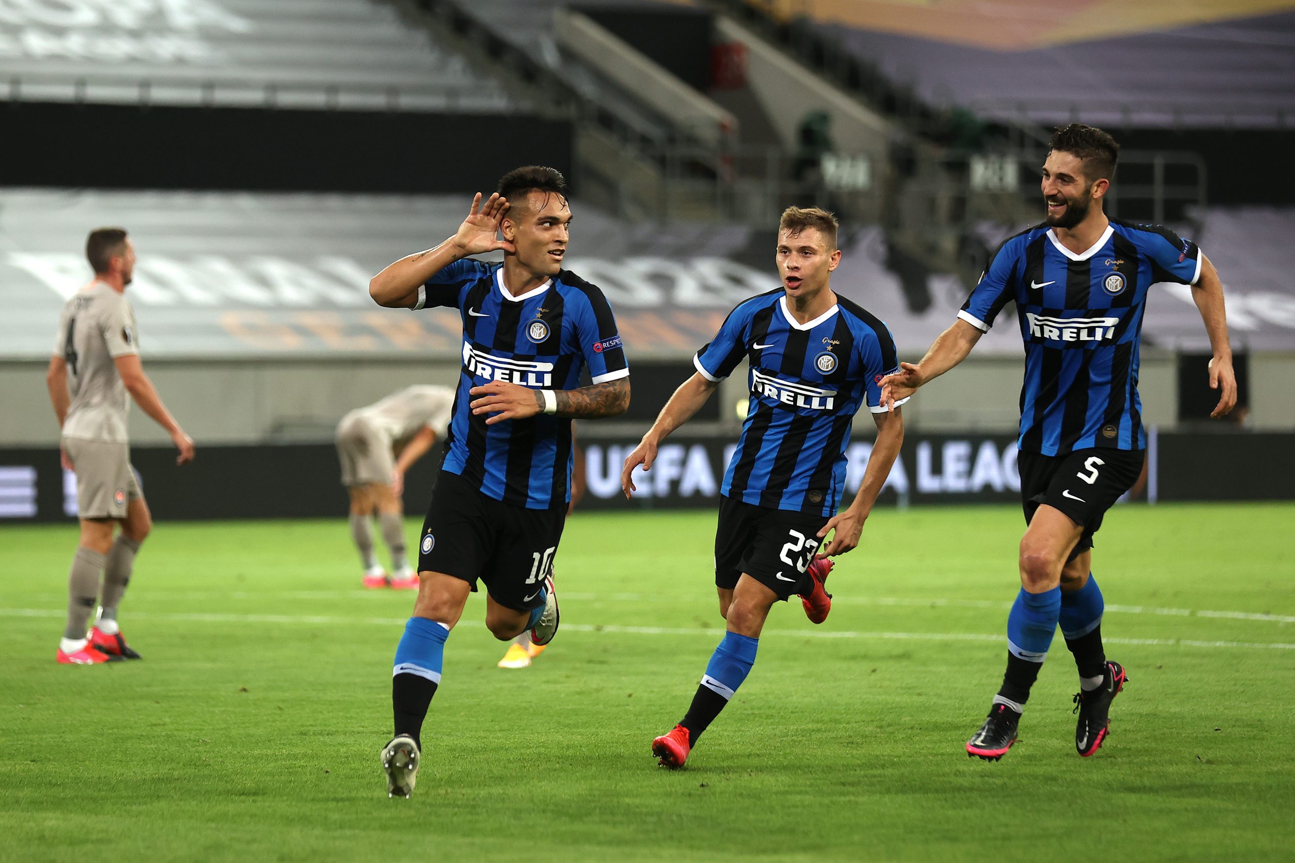 Lautaro Martinez (L) celebrates after scoring a goal (Getty Images)