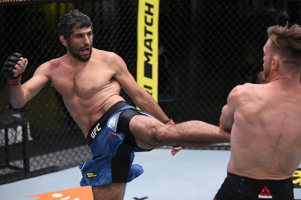 Beneil Dariush in action against Scott Holtzman