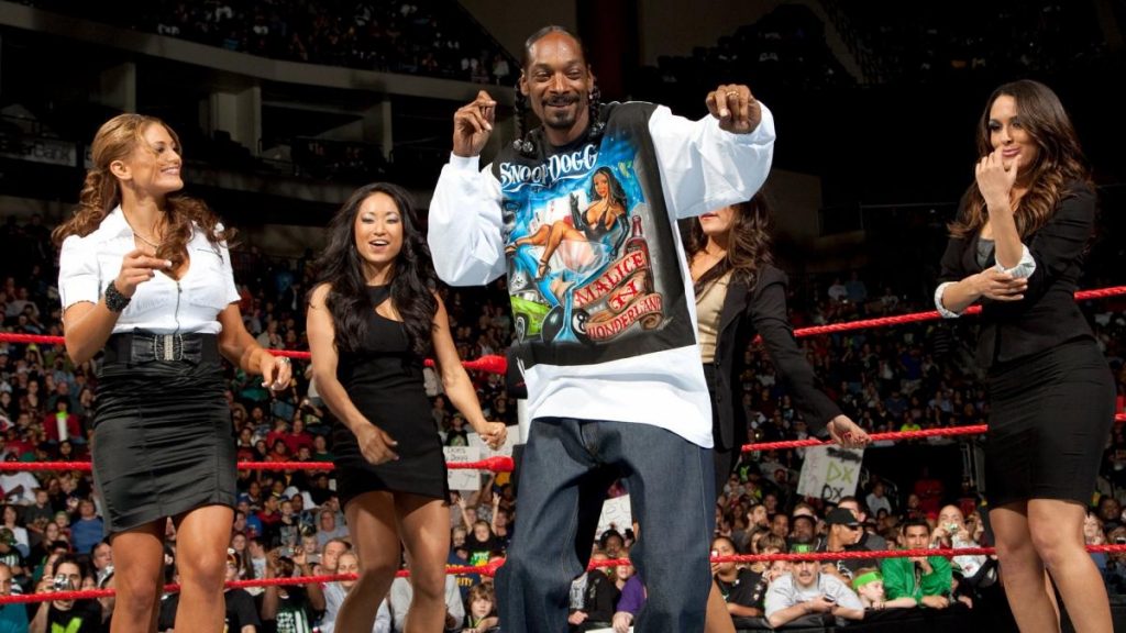 Snoop Dogg is the first cousin of Sasha Banks