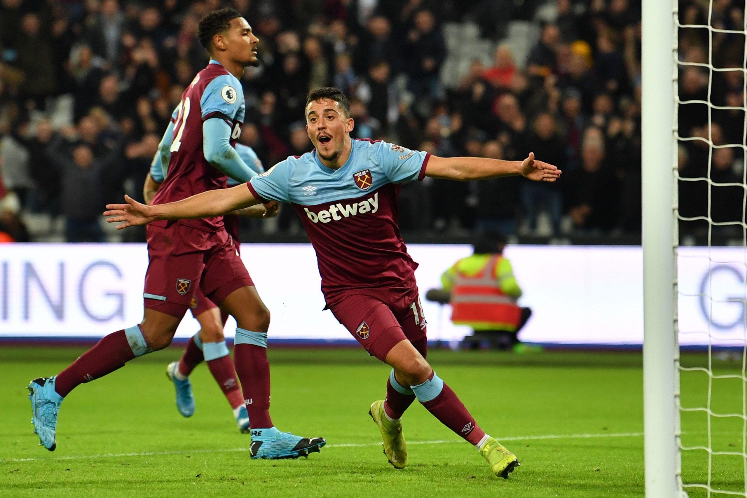 Pablo Fornals (R) celebrates after scoring a goal (Getty Images)
