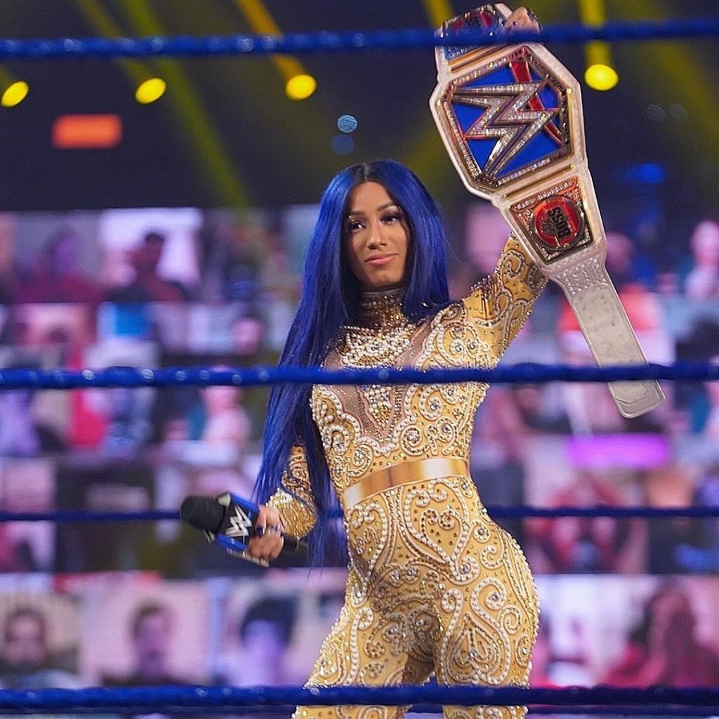 Sasha Banks came out in a stunning gold dress on SmackDown