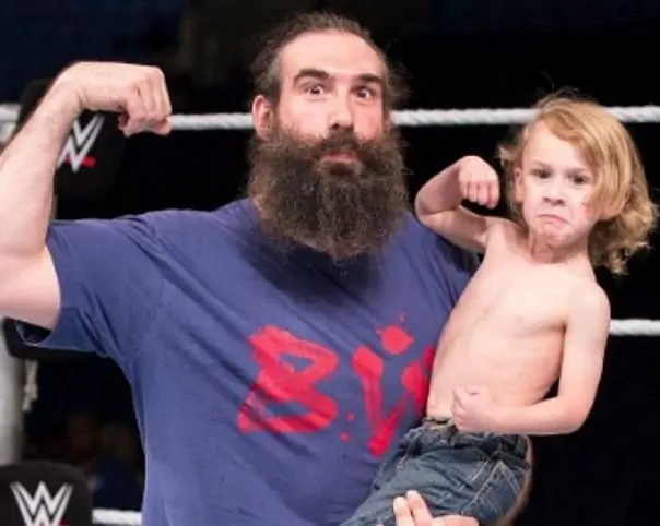 Jon Huber with his son Brodie Lee Jr. who now has a contract with AEW (explica.com)