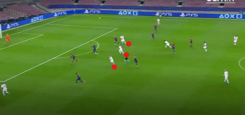 PSG players in white kits occupying Barcelona backline in the middle. (Image Credits: UEFA.tv)