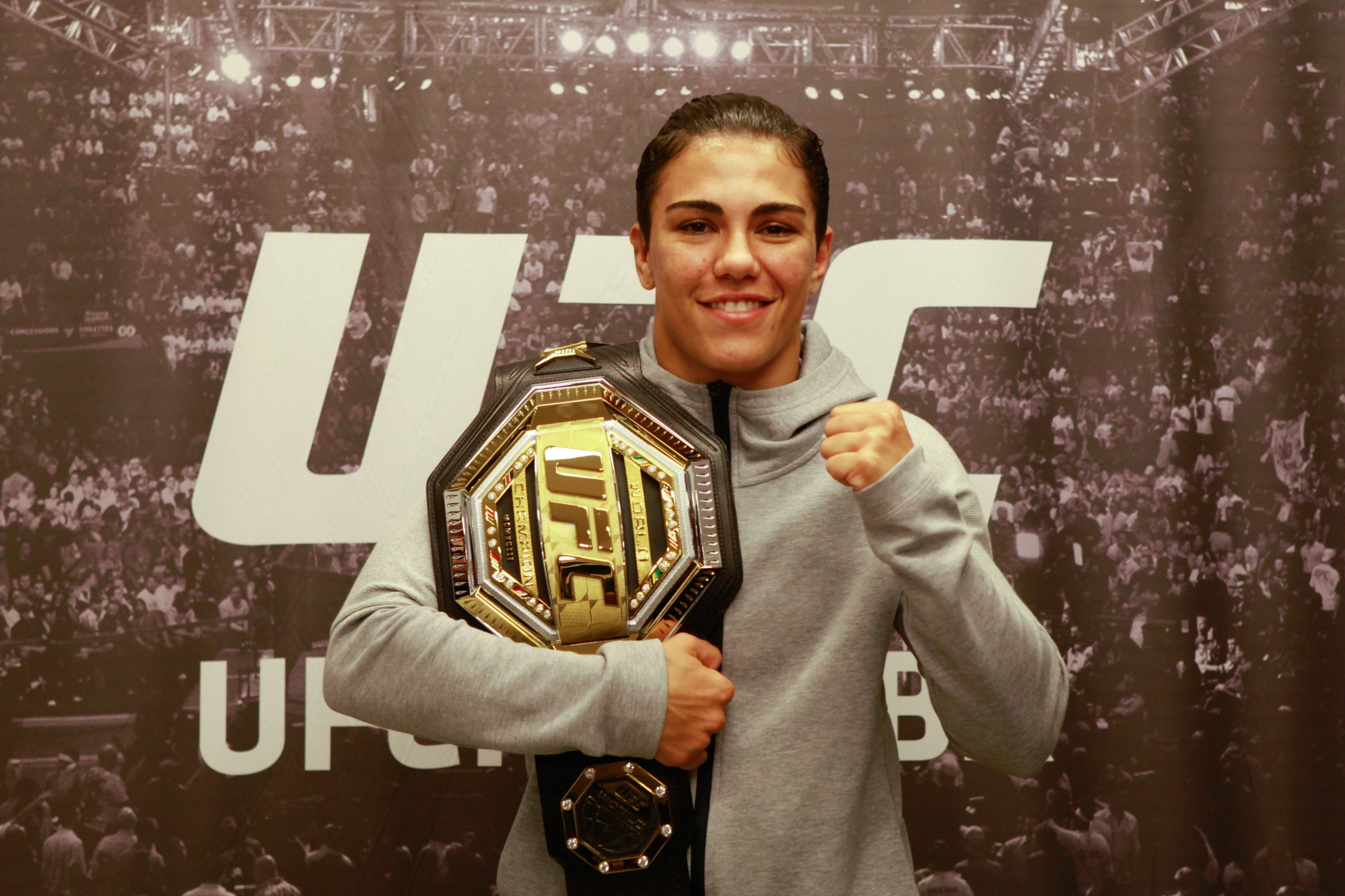 "Weird but intriguing" - Jessica Andrade leaves fans conf...