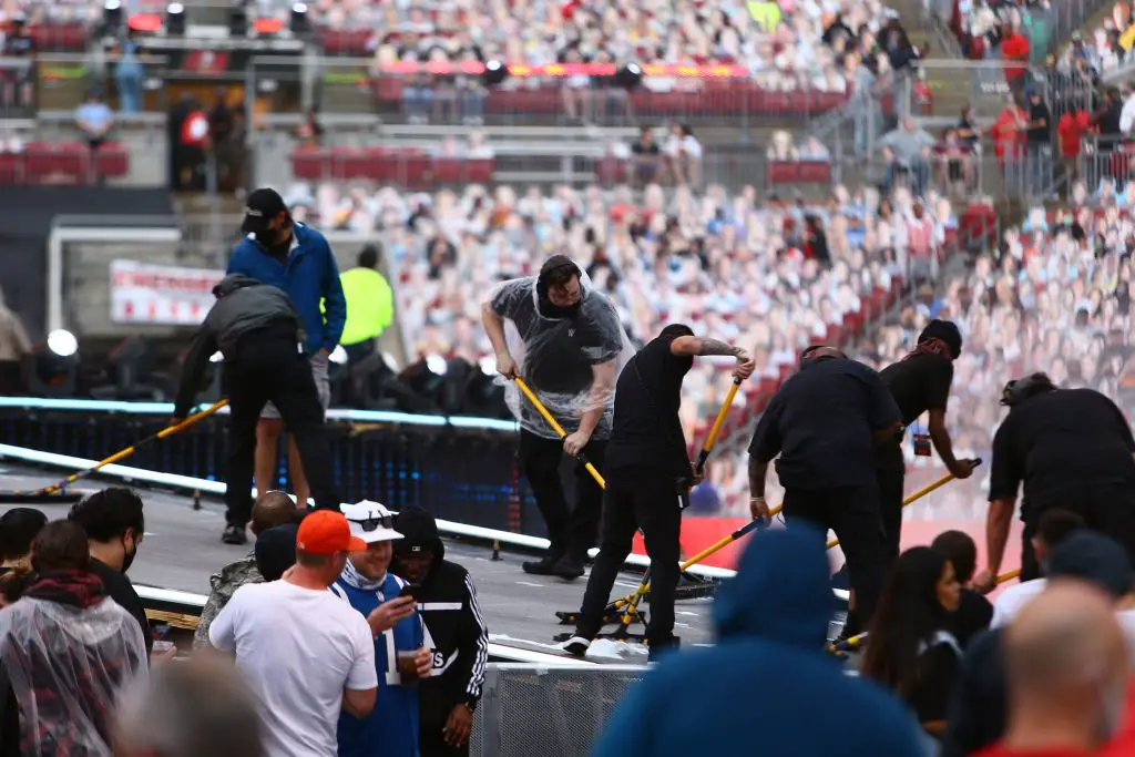 Stage crew clears off the water after rain at Raymond James stadium in Tampa Bay, Florida. (imago Images)