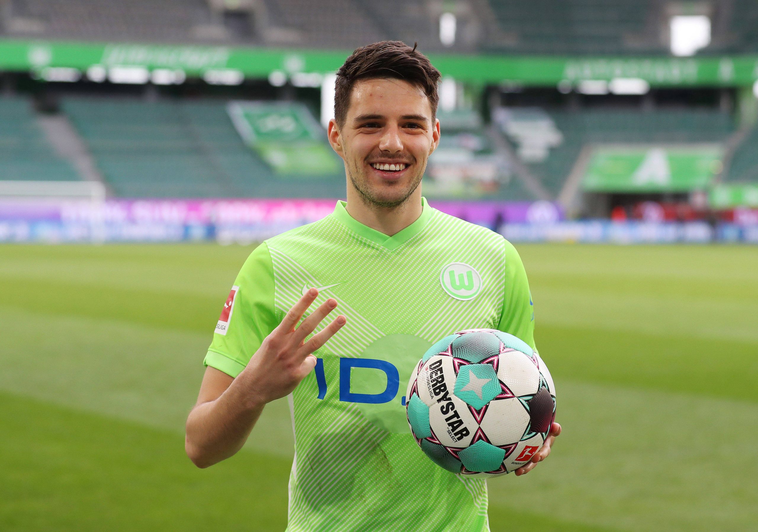 Josip Brekalo of Wolfsburg is linked with a transfer to Everton, Leeds United, and Napoli.