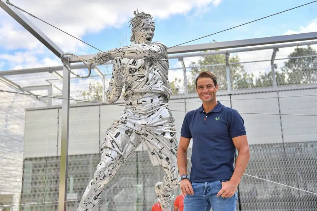 Nadal alongside his statue