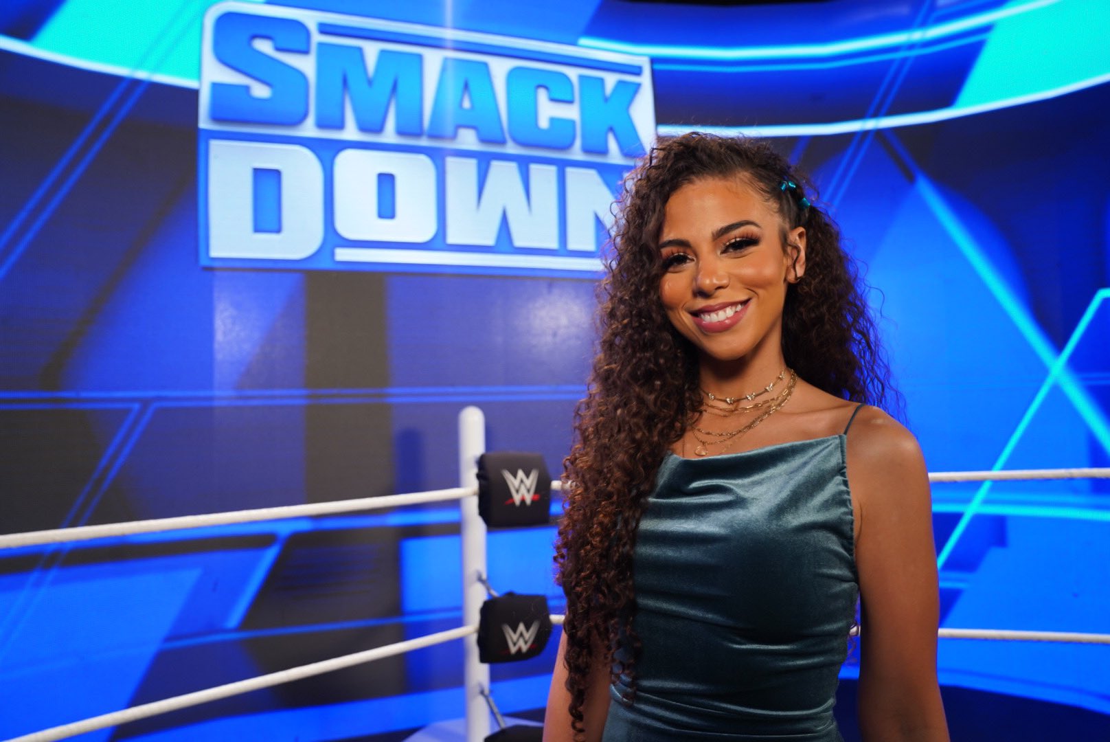 Who is new WWE SmackDown ring announcer Samantha Irvin? 