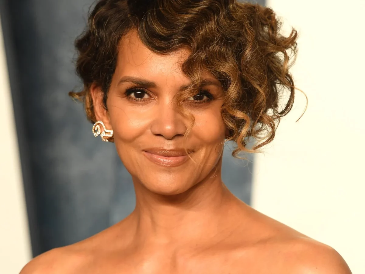 What happened between Halle Berry and Drake? What is the issue with Drake’s album cover? 1 236578ece7a7 halle berry.jpg