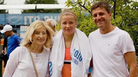 Karolina Muchova with family