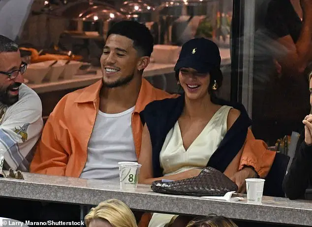 62306301 11202641 Enjoying the game Kendall Jenner 26 and Devin Booker 25 were see a 6 1662945908913