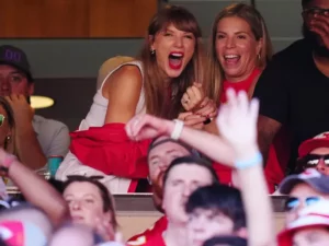 What was Taylor Swift doing at the Kansas City Chiefs game? Who was she with?