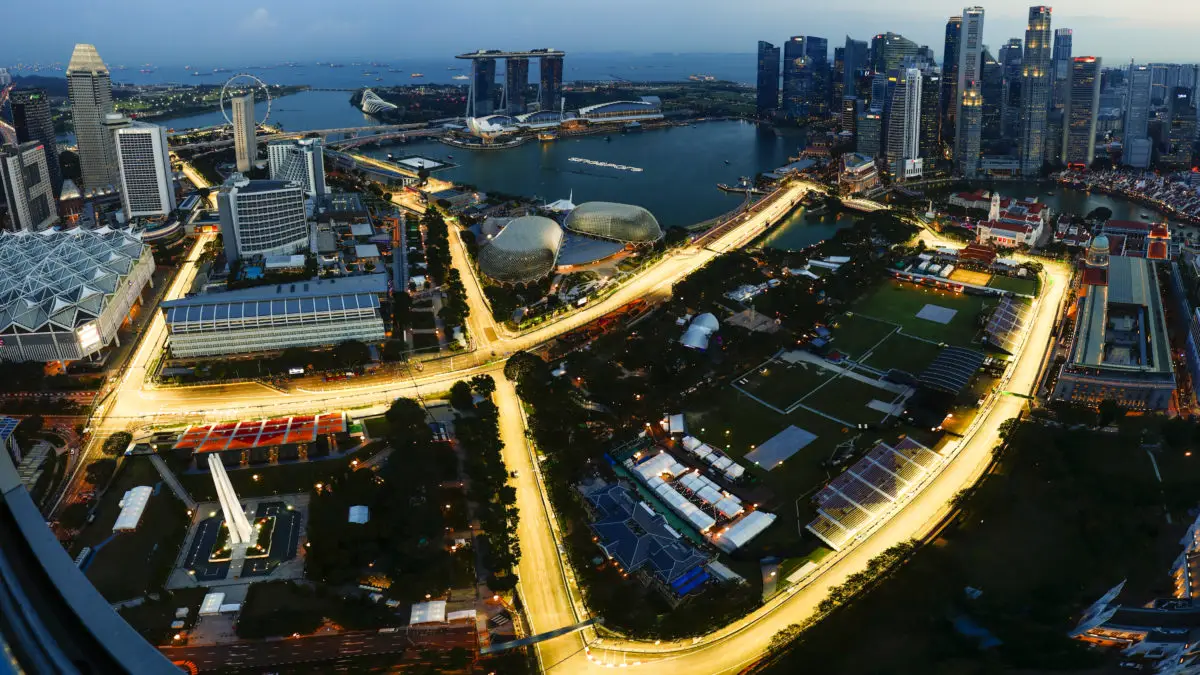 A birds eye view of the illuminated Marina Bay Street Circuit e1524211620134 1