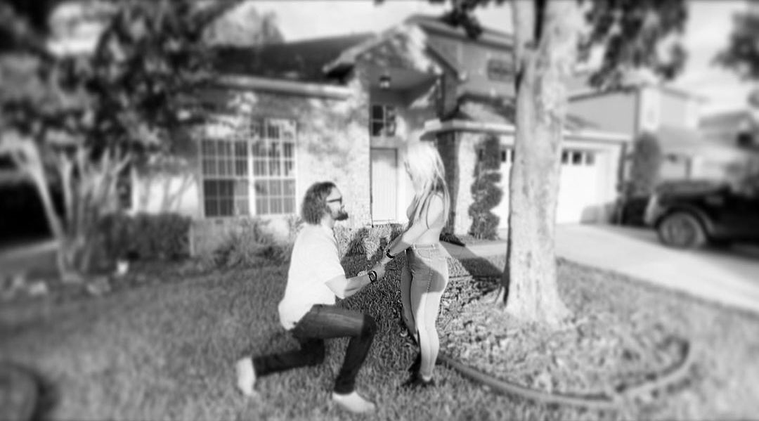 Who is the husband of Toni Storm? Is Toni Storm married? 1 Toni Storm and Juice Robinson are married
