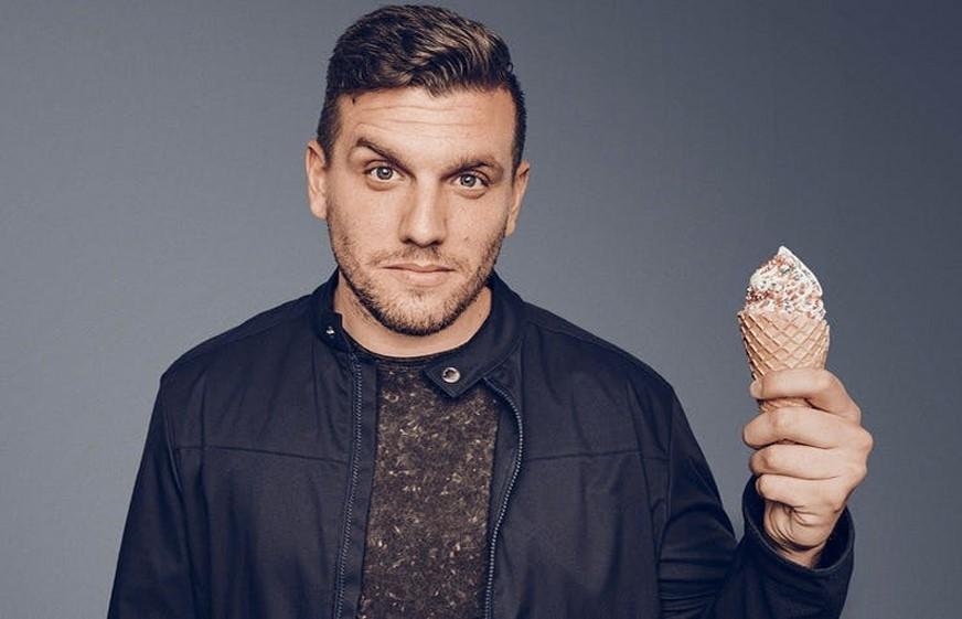Is Chris Distefano gay? Is he married and does he have a wife? 1 Chris Distefano