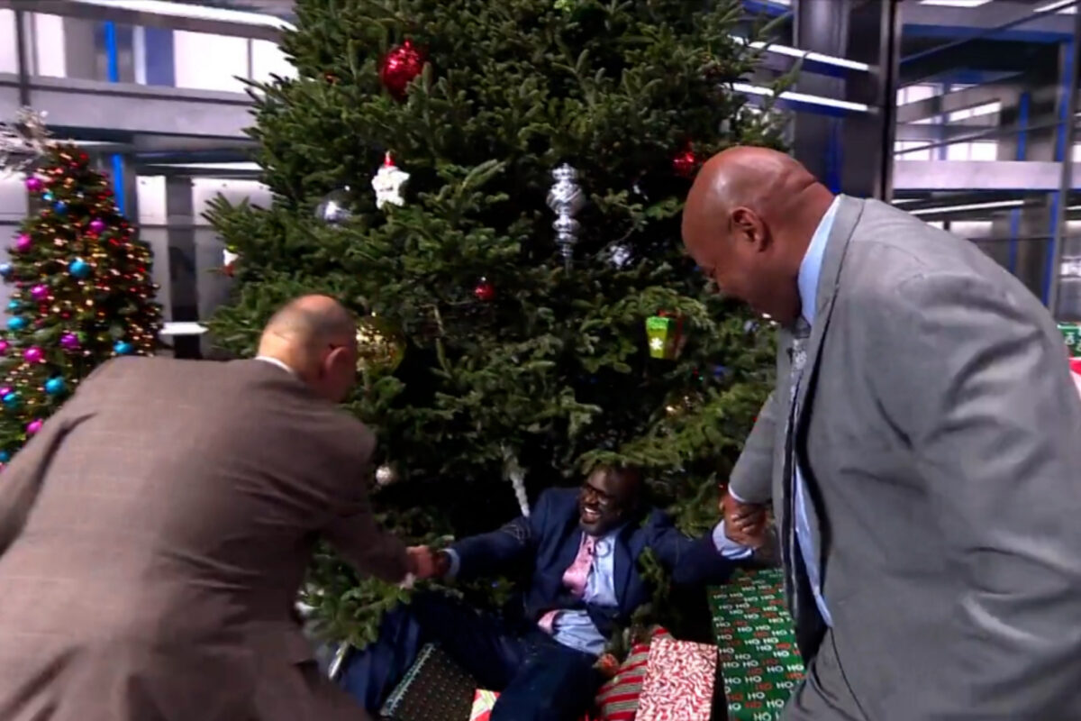 Kenny pushes shaq Christmas tree