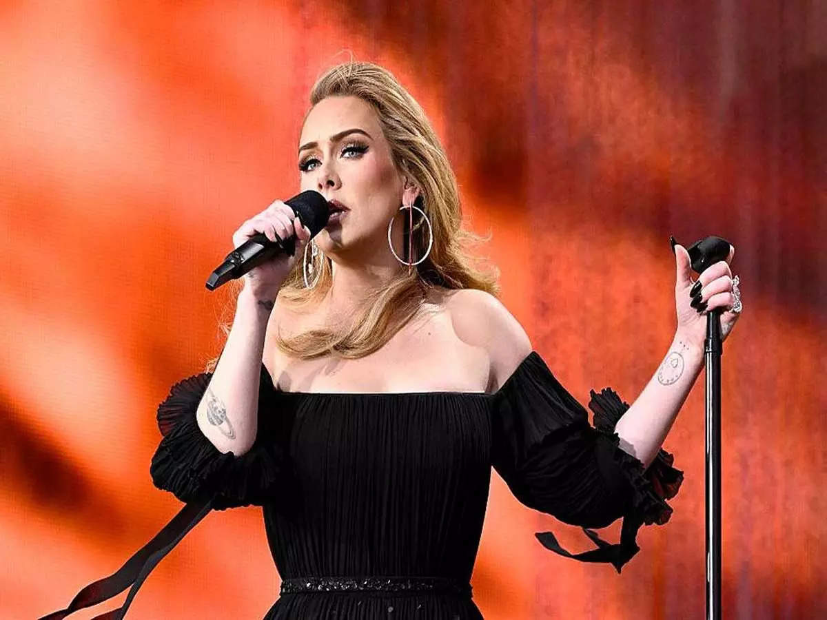 adele calls out fans for throwing things at artists on stage