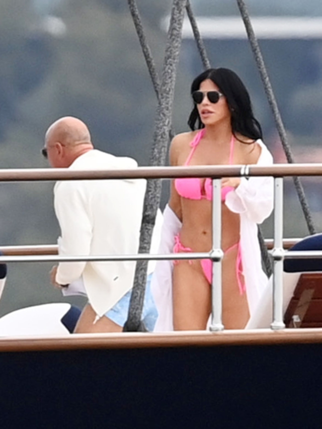 How much is Jeff Bezos’ yacht worth, and if it has a sculpture of Lauren Sanchez,
