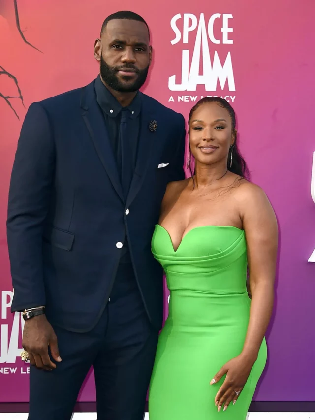How tall is LeBron James wife, Savannah James?
