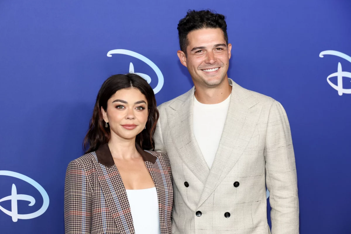 Who is Sarah Hyland engaged to? Is the "Modern Family" star married? 1 Sarah Hyland and husband Wells Adams